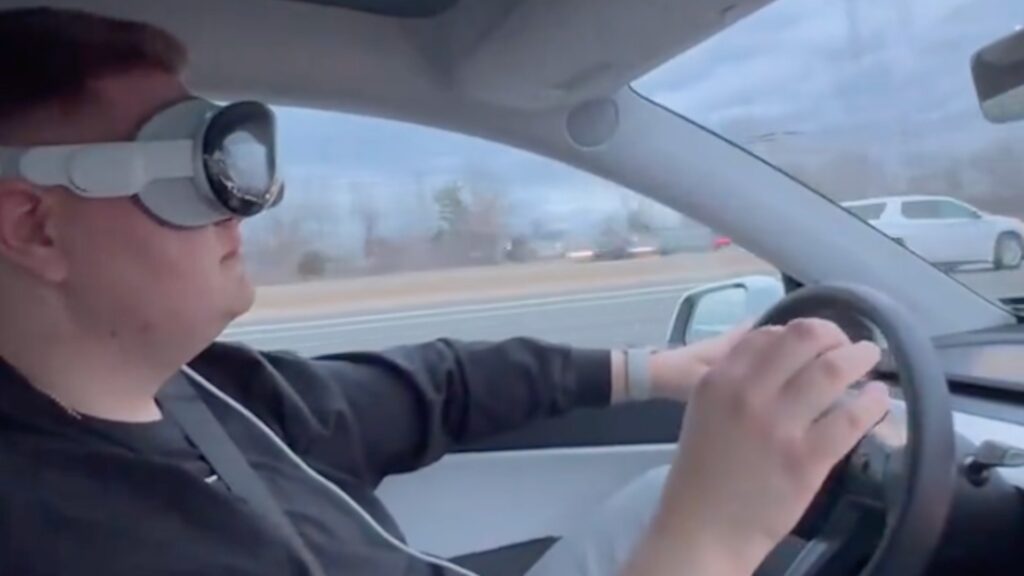 He uses his Apple Vision Pro while driving // Source: Capture Twitter