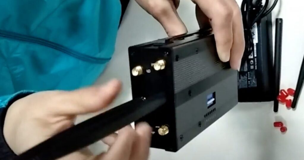 Un brouilleur Wifi portable. // Source : YouTube