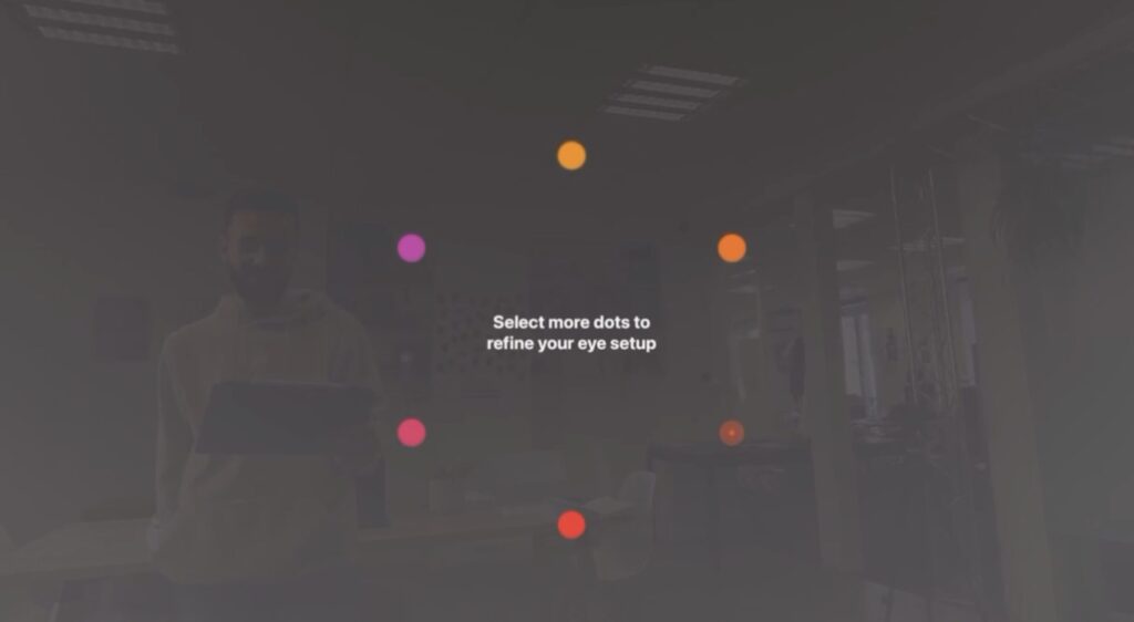 Quand on met le Vision Pro pour la première fois, la seule configuration obligatoire est le suivi des yeux. On regarde des points pour les sélectionner. Difficile de ne pas être bluffé par la rapidité.