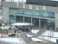 Tesla Gigafactory Berlin sous la neige  // Source : capture vidéo Nico Pliquett sur X