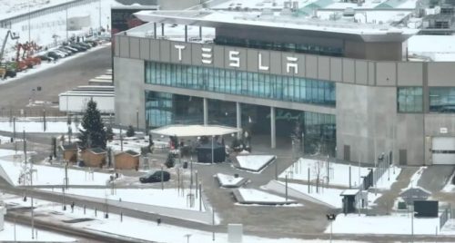 Tesla Gigafactory Berlin sous la neige  // Source : capture vidéo Nico Pliquett sur X