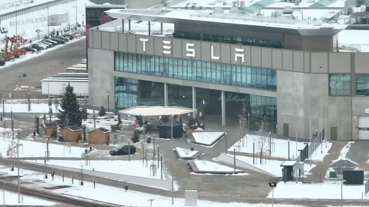 Tesla Gigafactory Berlin sous la neige  // Source : capture vidéo Nico Pliquett sur X