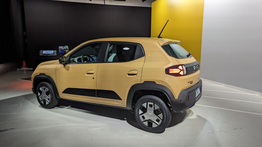 La Dacia Spring dans ce nouveau coloris beige // Source : Raphaelle Baut pour Numerama