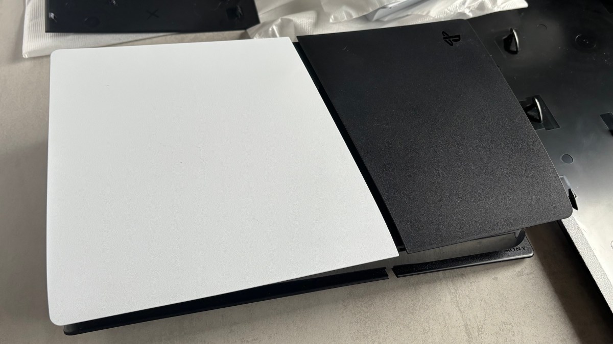 Changer les plaques de sa PS5 Slim // Source : Maxime Claudel pour Numerama