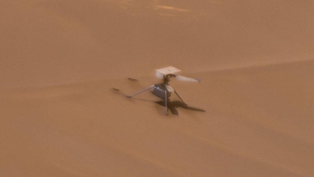 Ingenuity estropié sur Mars. // Source : NASA/JPL-Caltech/LANL/CNES/IRAP/Simeon Schmauß (image recadrée)
