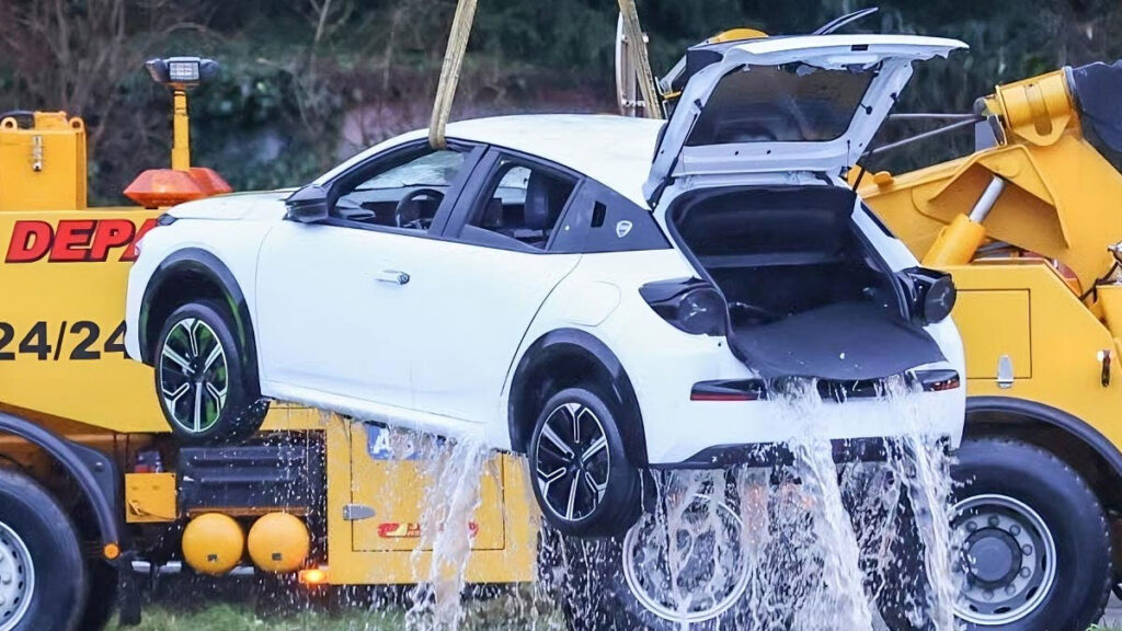 Lancia Ypsilon repêchée dans un canal  // Source : Lionel Vadam pour L'Est Républicain