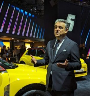 Luca de Meo en interview sur la Renault 5 // Source : Raphaelle Baut 