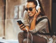 Smartphone musique forfait // Source : Adobe stock