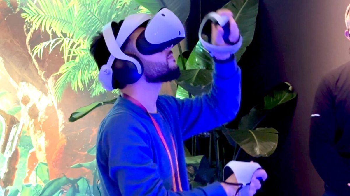 Le casque PS VR2 est assez gros mais s'adapte parfaitement à la vue de son utilisateur // Source : Numerama