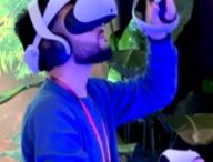 Le casque PS VR2 est assez gros mais s'adapte parfaitement à la vue de son utilisateur // Source : Numerama