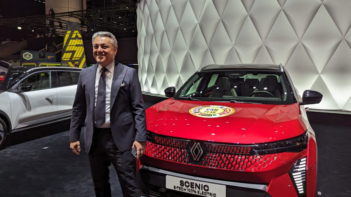 Renault Scénic (voiture de l'année) avec Luca de Meo // Source : Raphaelle Baut pour Numerama