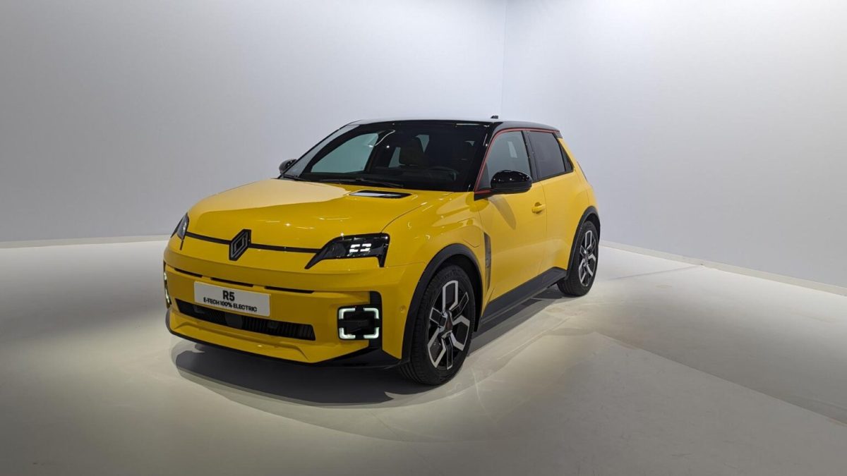 Renault 5 e-tech jaune pop // Source : Raphaelle Baut pour Numerama