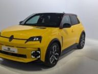 Renault 5 e-tech jaune pop // Source : Raphaelle Baut pour Numerama