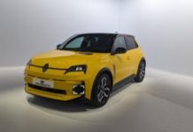 Renault 5 e-tech jaune pop // Source : Raphaelle Baut pour Numerama