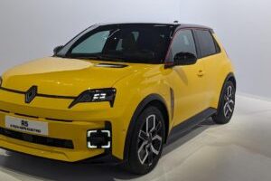 Renault 5 e-tech jaune pop // Source : Raphaelle Baut pour Numerama