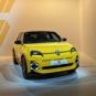 Renault 5 en coloris Jaune Pop // Source : Raphaelle Baut