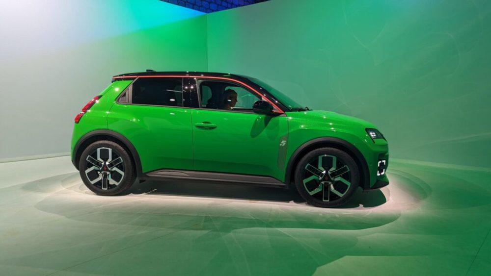 Renault 5 e-tech dans son coloris de lancement vert pop // Source : Raphaelle Baut pour Numerama