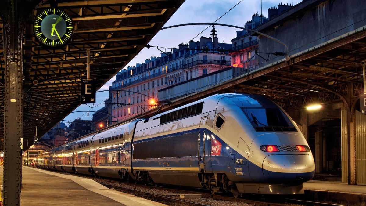 Un TGV dans la gare de l'Est. // Source : Flickr/CC/Nelso Silva (photo modifiée avec Canva)