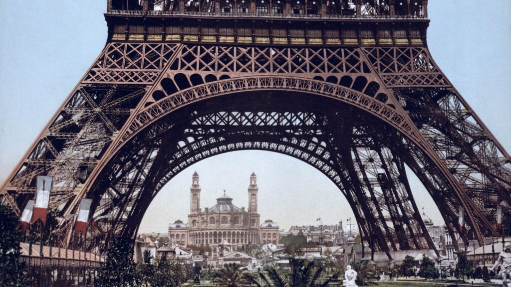 La Tour Eiffel lors de l'exposition universelle de 1900, à Paris.  // Source : Domaine public
