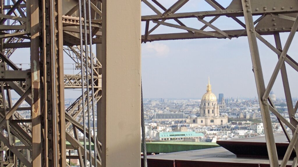 La Tour Eiffel vue de l'intérieur.  // Source : Canva