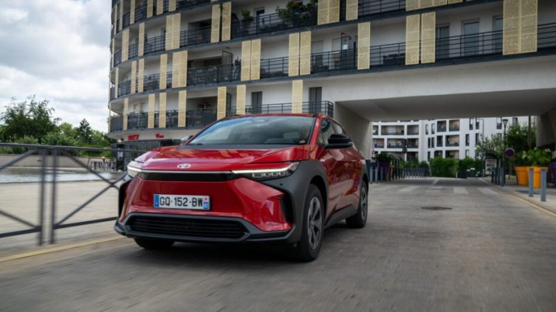 Le Toyota bZ4X passe brutalement de 49 000 € à 34 900 €