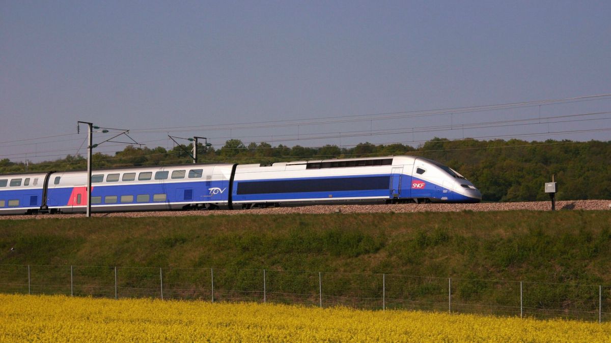 Un TGV. // Source : Flickr/CC/gasdub (photo modifiée avec Canva)