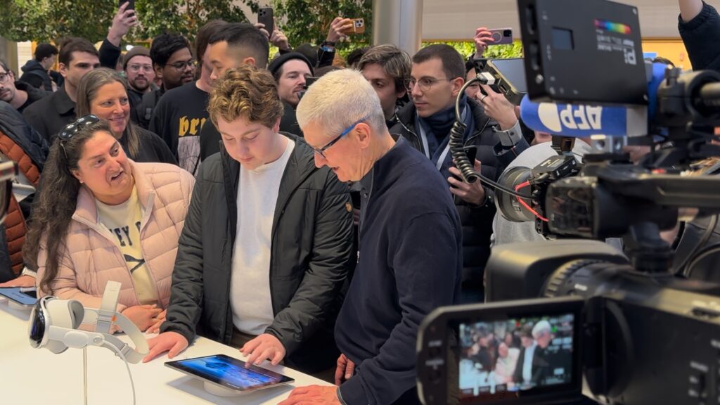 Tim Cook avec les premiers clients du Vision Pro, pour leur expliquer le produit.