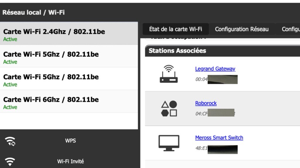 In the Wi-Fi settings, only 2.4 GHz devices within a few centimeters of the Freebox appear.  The others are marked absent.