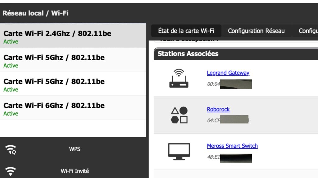 Dans les réglages Wi-Fi, seuls les appareils 2,4 GHz à quelques centimètres de la Freebox apparaissent. Les autres sont marqués absents.