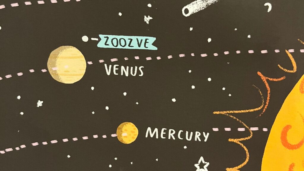 L'affiche et son étrange détail sur la lune « Zoozve » de Vénus. // Source : Via X @latifnasser (image recadrée)
