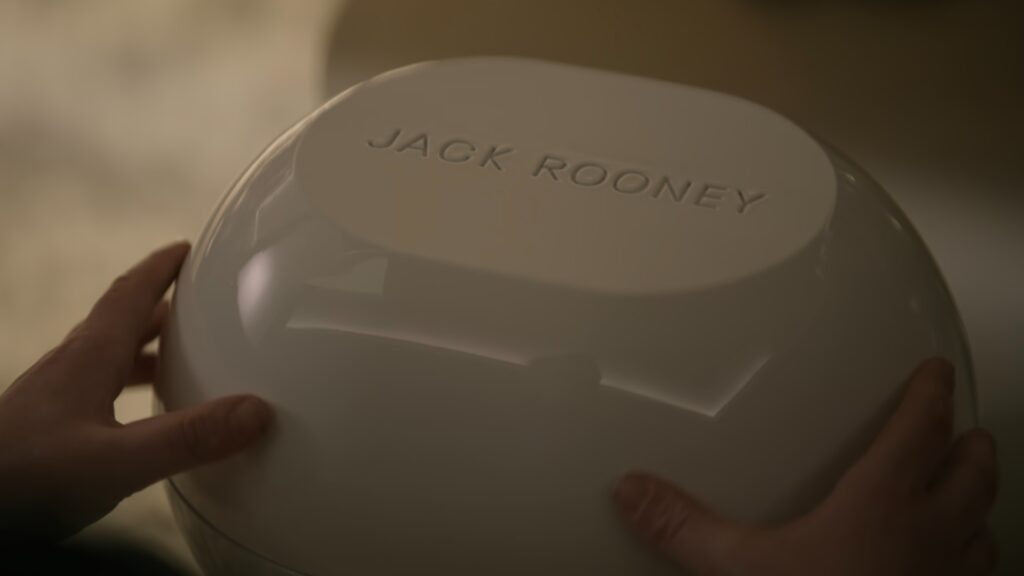 La boîte du casque VR dans la série. // Source : Netflix
