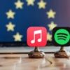 Les logos d'Apple Music et de Spotify devant un drapeau européen. // Source : Numerama, avec Midjourney