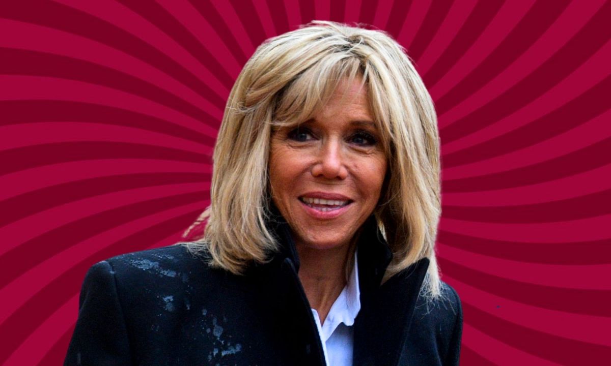 Brigitte Macron est au coeur d'une théorie du complot // Source : Wikimedia Commons / Montage Numerama