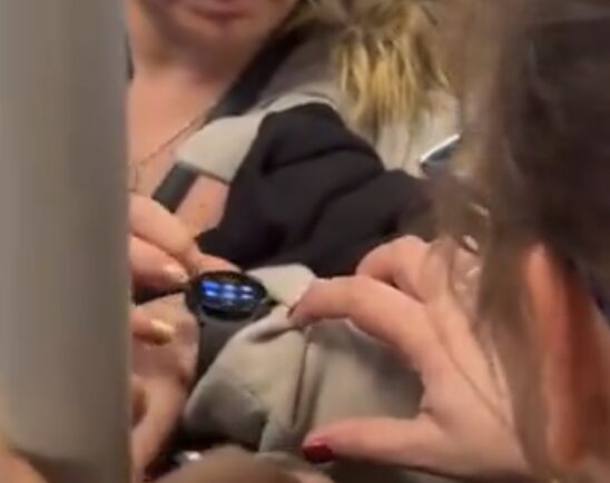 La montre de la dame, vraisemblablement un modèle Samsung, permet de faire sonner un smartphone Android.