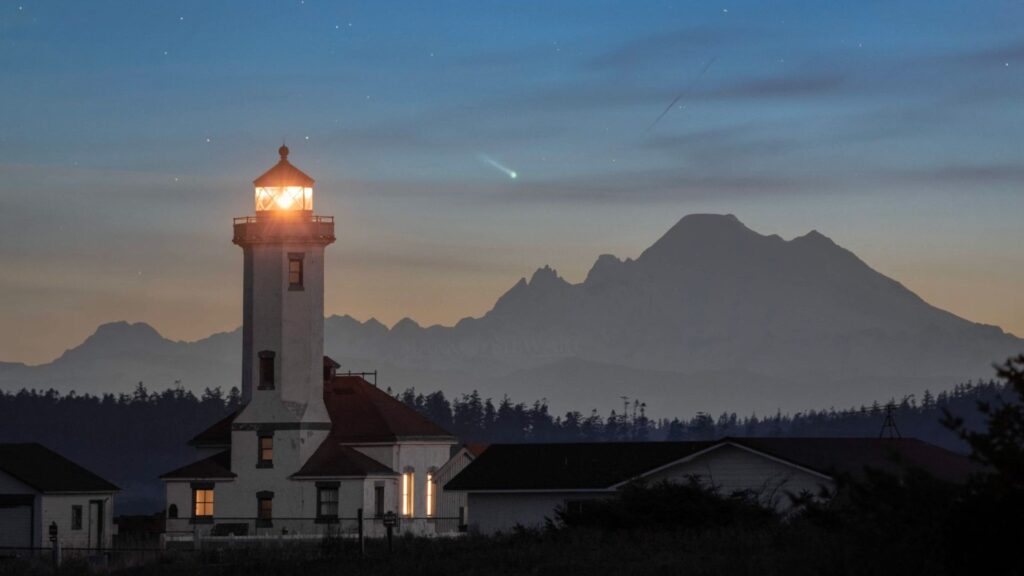 The comet above Mount Baker (United States).  // Source: Via X @StewarrMark (cropped photo)