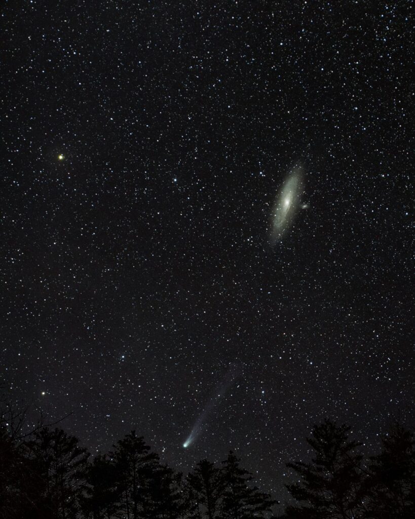 La comète et la galaxie d'Andromède. // Source : Via X @NebulaPhotos