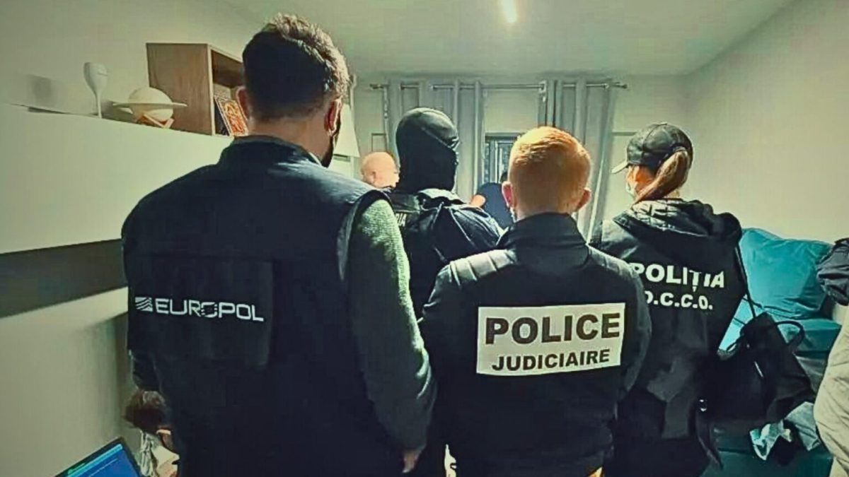 Une opération des forces de police conjointement avec Europol. // Source : Europol