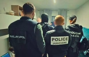 Une opération des forces de police conjointement avec Europol. // Source : Europol
