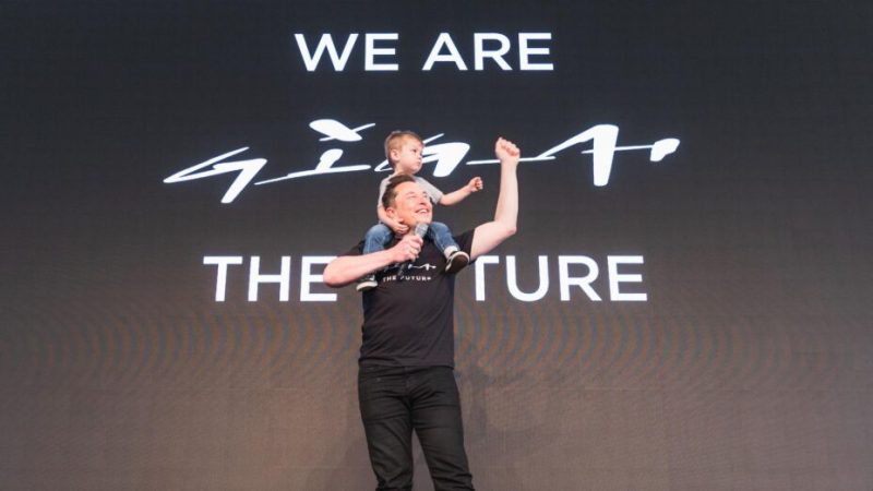 Elon Musk en visite à la Gigafactory de Berlin : « Ils ne nous arrêteront pas »