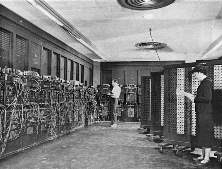 Glen Beck et Betty Snyder programment l’ENIAC dans le bâtiment du Laboratoire de recherche balistique.