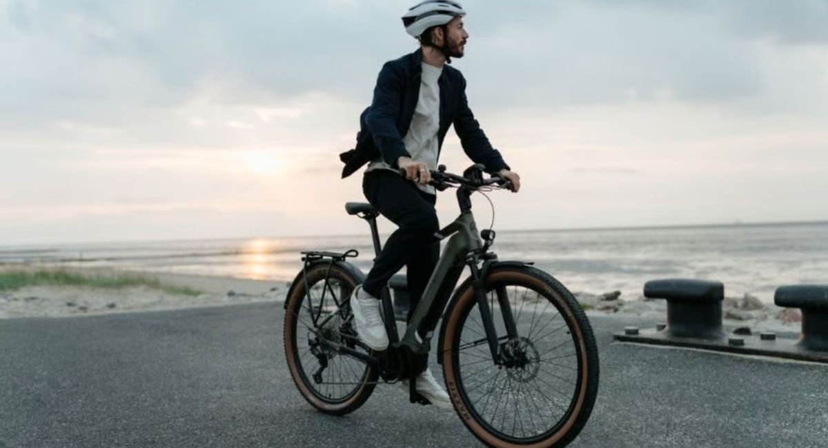 vélo électrique suv devant le front de mer