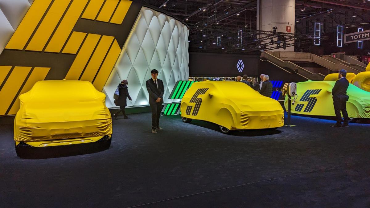 Stand Renault au salon de Geneve // Source : Raphaelle Baut