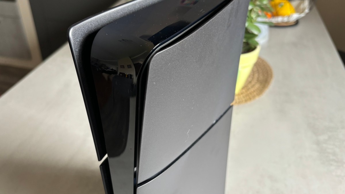 La PS5 Slim en noir // Source : Maxime Claudel pour Numerama