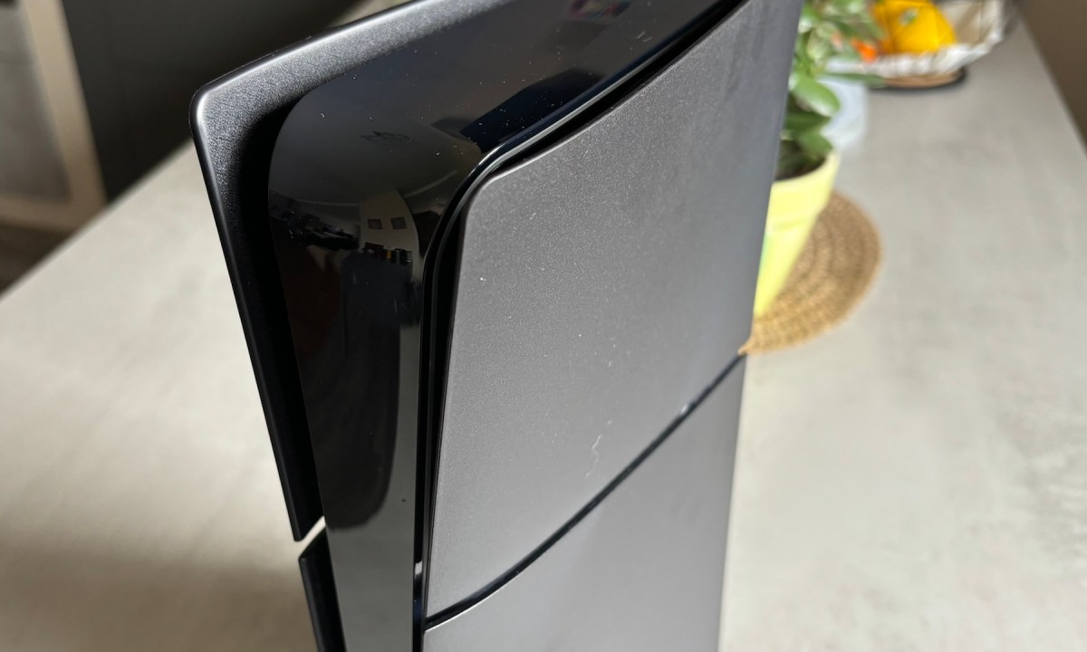 La PS5 Slim en noir // Source : Maxime Claudel pour Numerama