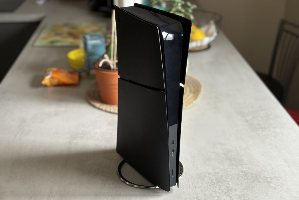 La PS5 Slim en noir // Source : Maxime Claudel pour Numerama