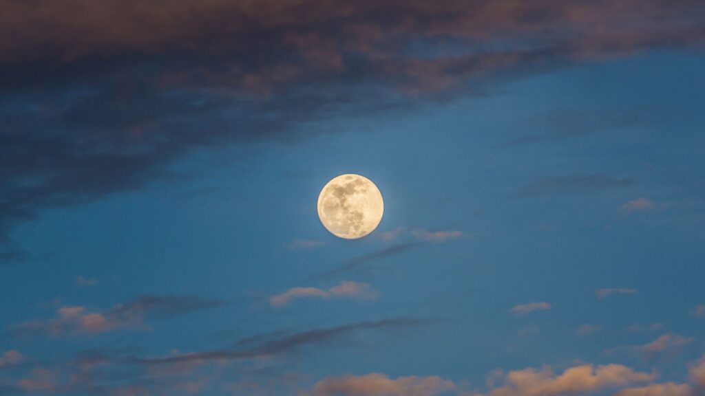 La luna tra le nuvole.  // Fonte: Canva