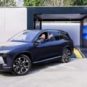 William Li dans une station de swap batterie // Source : Nio William Li dans une station de swap batterie // Source : Nio