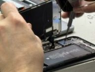 Reborn peut changer l'écran, la batterie et le port de recharge. L'ouverture d'un iPhone peut s'avérer délicate. // Source : Numerama