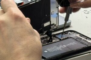 Reborn peut changer l'écran, la batterie et le port de recharge. L'ouverture d'un iPhone peut s'avérer délicate. // Source : Numerama