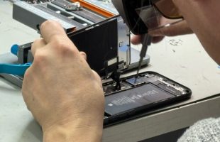 Reborn peut changer l'écran, la batterie et le port de recharge. L'ouverture d'un iPhone peut s'avérer délicate. // Source : Numerama